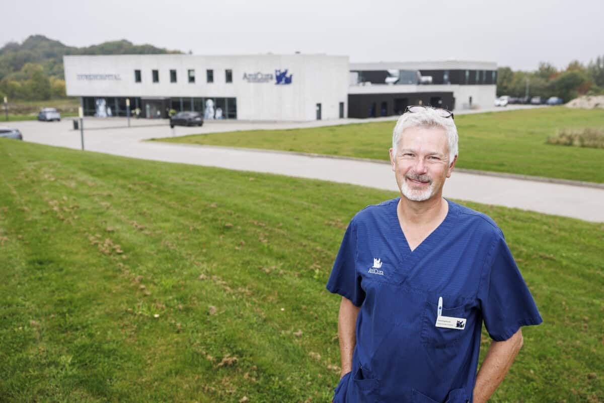 Specialdyrlæge Steen Engermann foran AniCura Aarhus Dyrehospital